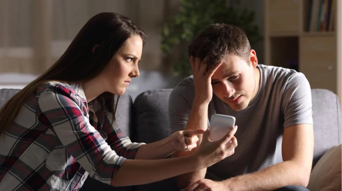 ÉL SE METÍA HASTA CON UNA ESCOBA